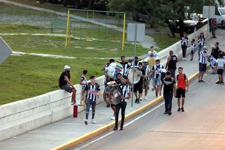 Algunos llevaron tambores para apoyar al equipo en la caravana.