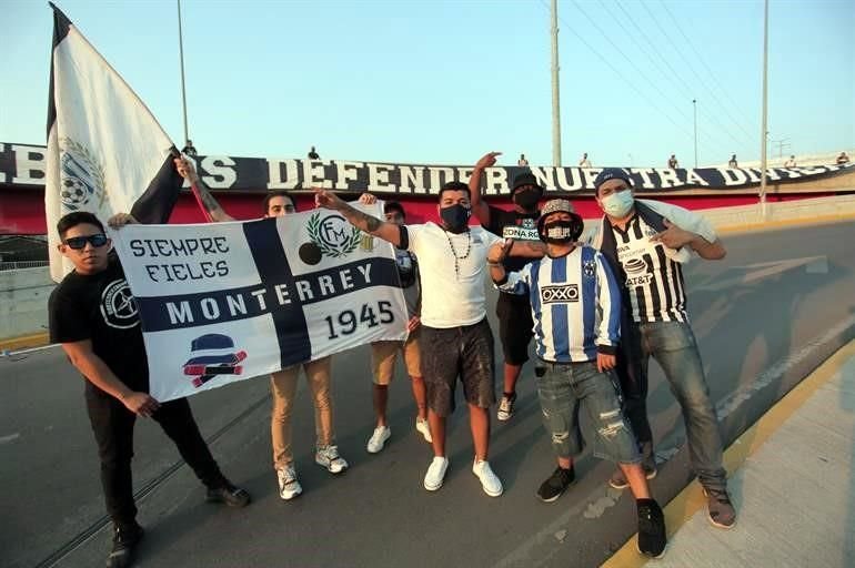 Los aficionados Rayados listos para apoyar.