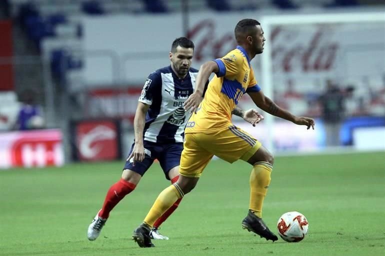 Rafa Carioca compartió la media cancha con Guido.