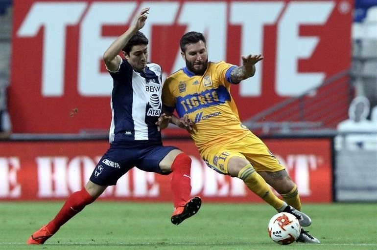 Gignac trata de ganarle el balón a Stefan Medina.