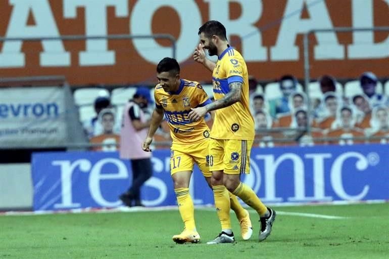 Gignac felicita a Leo por su gol.