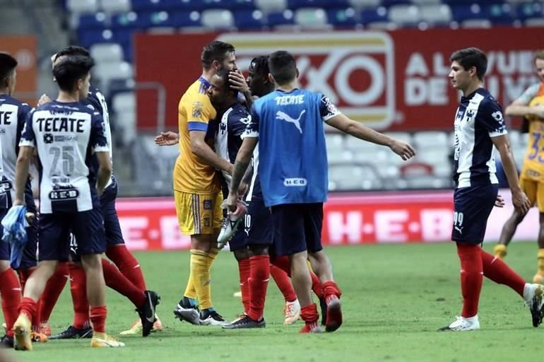 Al final, los jugadores de ambos equipos se saludaron.