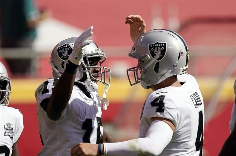 Derek Carr lanzó para 347 yardas y tres TD al llevarse el duelo ante Patrick Mahomes, y los Raiders frenaron a la ofensiva de Kansas City para remontar en la victoria de 40-32 sobre Chiefs.