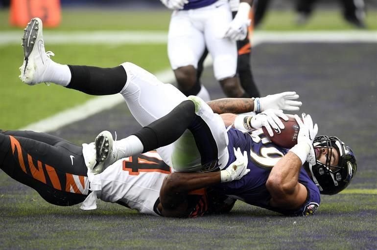 El mariscal de campo Lamar Jackson lanzó para dos pases de anotación y los Ravens de Baltimore (4-1) derrotaron por 27-3 a los Bengalíes de Cincinnati (1-3).