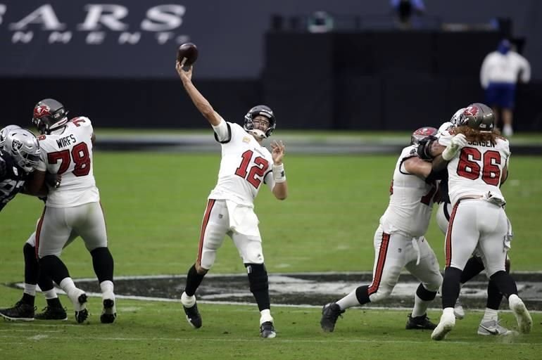 Tom Brady lanzó 4 pases de TD, rebasó a Drew Brees con la mayor cantidad en la historia de la NFL y aportó otra anotación vía terrestre en el triunfo de Bucaneros (5-2) por 45-20 sobre Raiders (3-3).