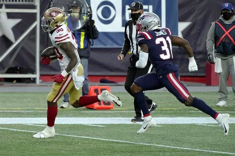 Jeff Wilson Jr. corrió para 112 yardas y tres touchdowns antes de abandonar el juego con una lesión en el tobillo y los 49s de San Francisco (4-3) dominaron 33-6 a Patriotas de Nueva Inglaterra (2-4).