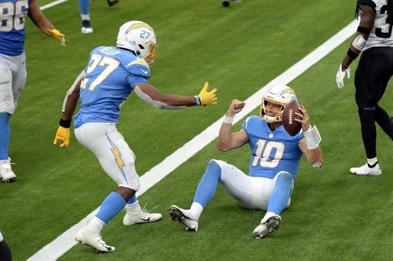 Justin Herbert obtuvo su primer triunfo en la NFL al lanzar para 347 yardas y tres TD, y agregó una anotación por tierra para que Cargadores de Los Ángeles vencieran 39-29 ante Jaguares.