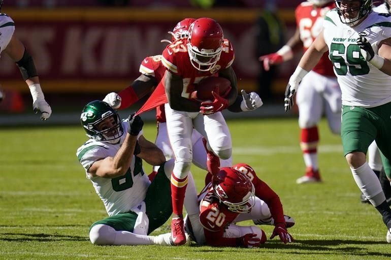 El quarterback Patrick Mahomes no tuvo piedad y lanzó para 5 anotaciones y 416 yardas, y los Jefes de Kansas City derrotaron 35-9 a los Jets de Nueva York, equipo que sigue sin ganar.