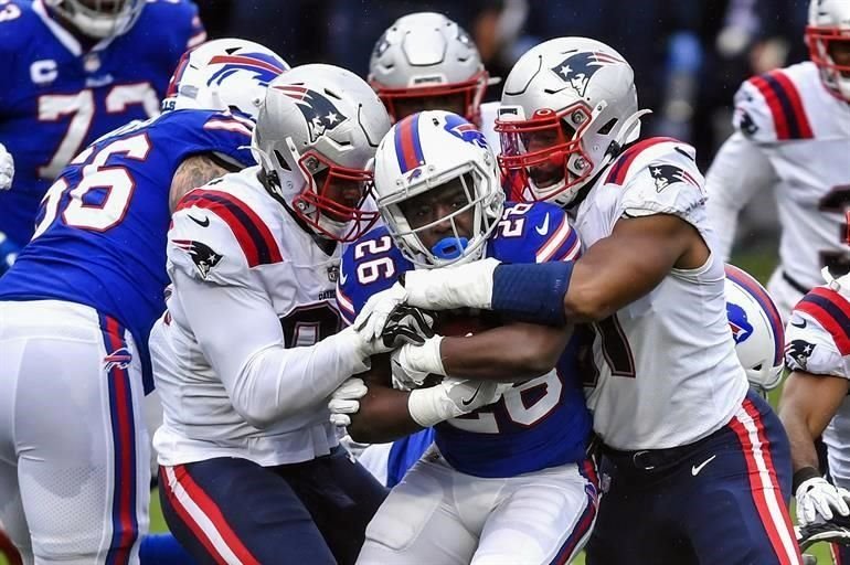 Justin Zimmer le sacó el balón de las manos a Cam Newton y el ovoide fue recuperado por Dean Marlowe en la yarda 13 de Buffalo con 31 segundos, con lo que los Bills derrotaron 24-21 a los Patriotas.