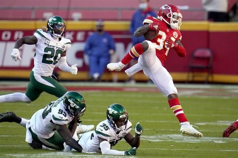 Patrick Mahomes lanzó para 5 envíos de anotación y los Jefes de Kansas City (7-1) derrotaron por 35-9 a los Jets de Nueva York (0-8), que siguen sin conocer la victoria en lo que va de temporada.