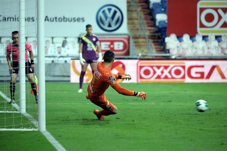 Sebastián Vegas también falló y el Puebla liquidó al conjunto albiazul.