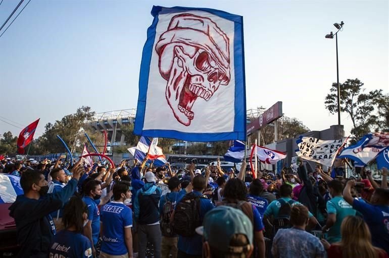 Aficionados del Cruz Azul recibieron al equipo afuera del Estadio Azteca sin distancia de por medio.