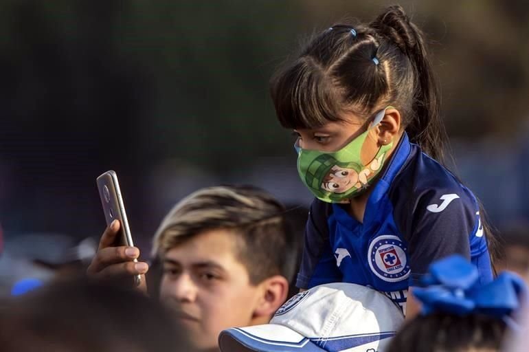 Aficionados del Cruz Azul recibieron al equipo afuera del Estadio Azteca sin distancia de por medio.