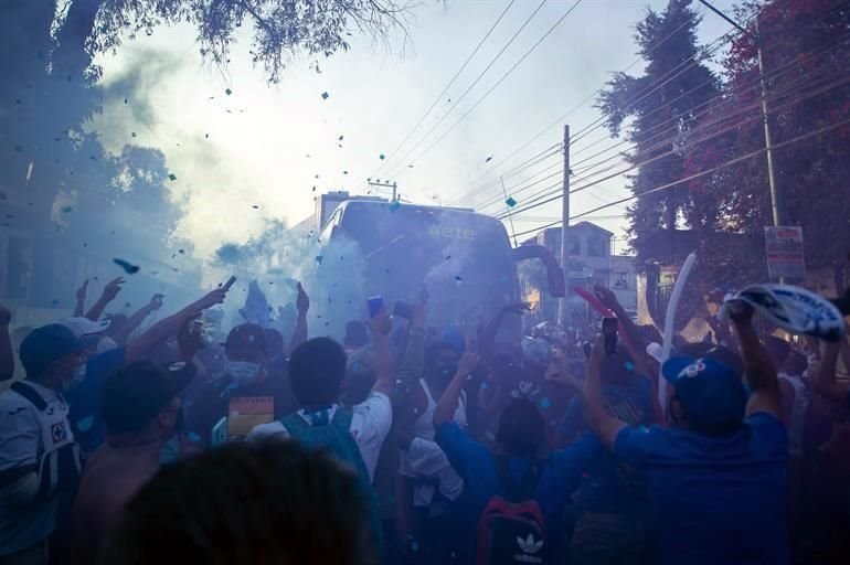 Aficionados del Cruz Azul recibieron al equipo afuera del Estadio Azteca sin distancia de por medio.