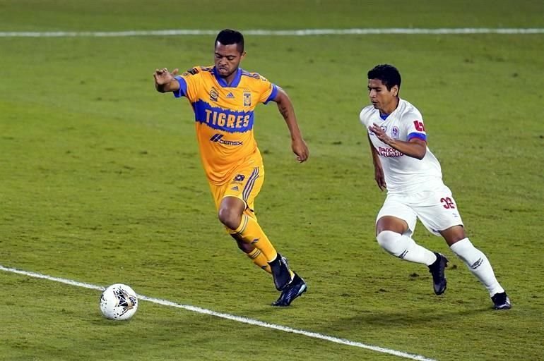 Rafa Carioca le gana un balón a un rival.