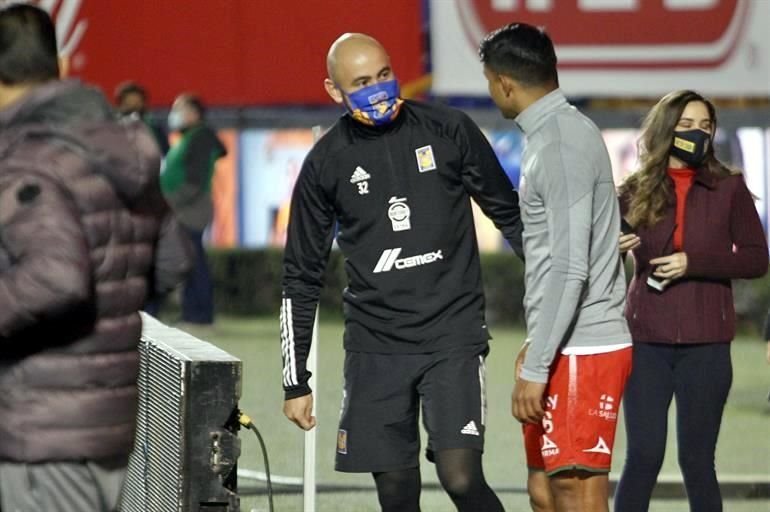 Carlos González, lesionado, también bajó a la cancha a saludar a los rivales.