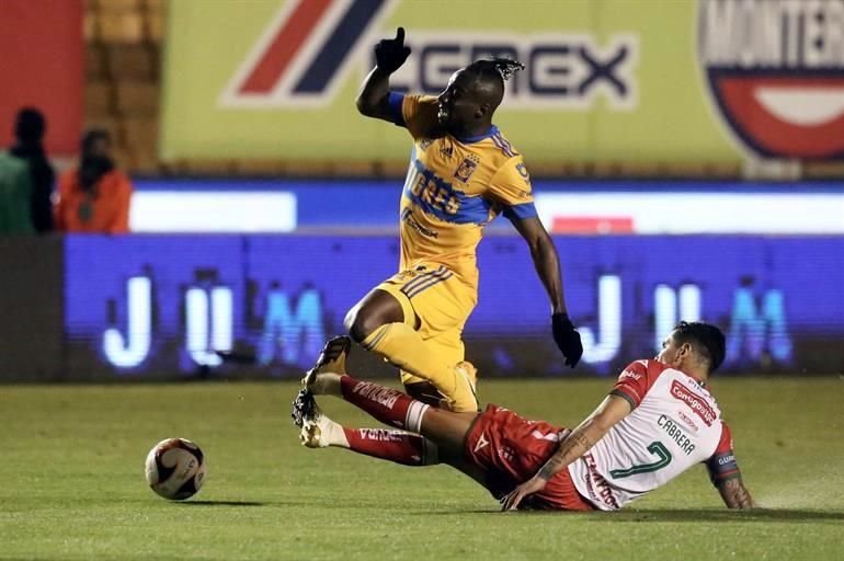 Julián Quiñones fue el centro delantero, pero no fue eficiente ante la zaga del Necaxa.