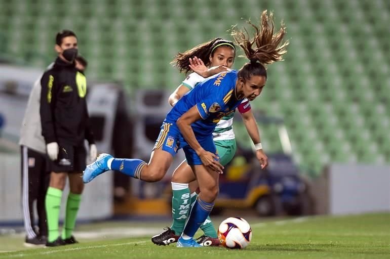 Todo el partido se vivió con alta intensidad en el Estadio Corona.