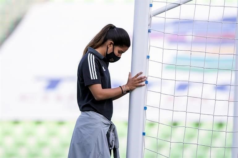 No podía faltar el ritual de Ofelia Solís, portera felina, antes del partido.