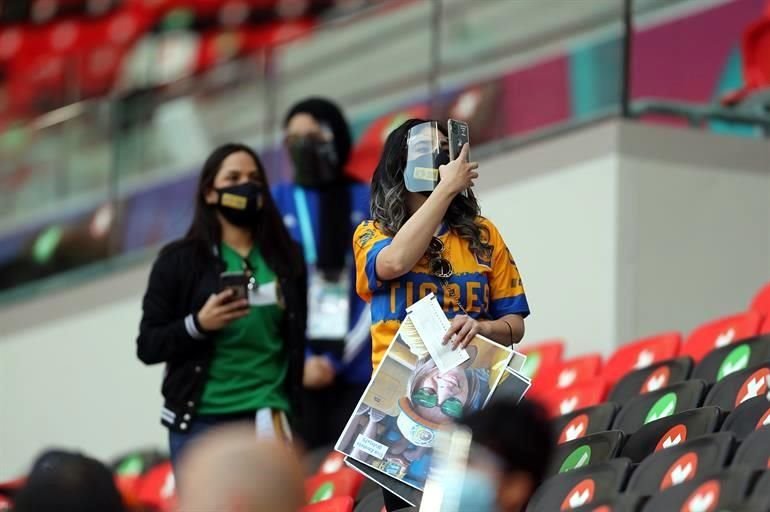 Con playeras de Tigres o de la Selección Mexicana, los auriazules tuvieron algo de apoyo en las tribunas.