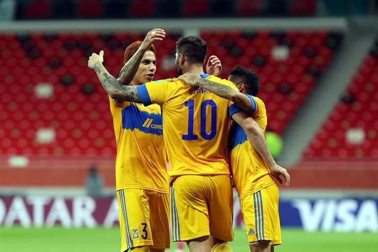 André-pierre Gignac celebró así, sin tanta euforia, con Salcedo y Aquino su segundo gol.