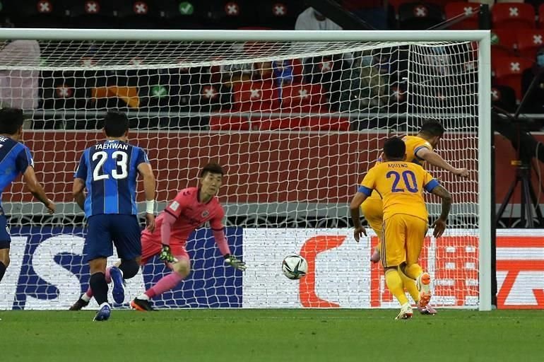 El francés André-pierre Gignac cobró con serenidad el penal con el que le dieron la vuelta al marcador.