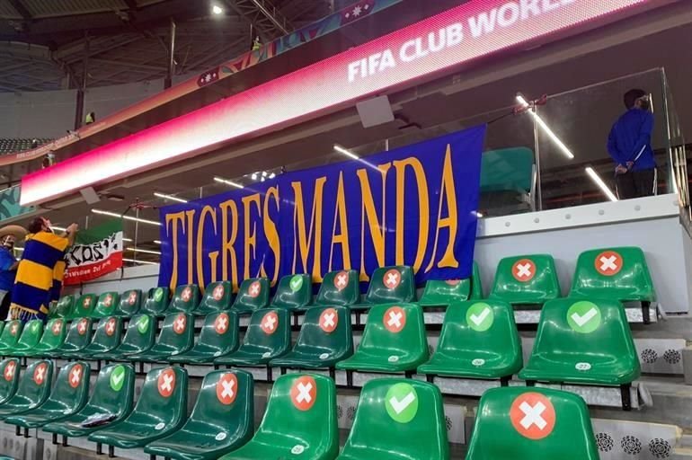 En un estadio cuyas gradas son de color verde, aficionados de Tigres le pusieron el toque auriazul con mantas.