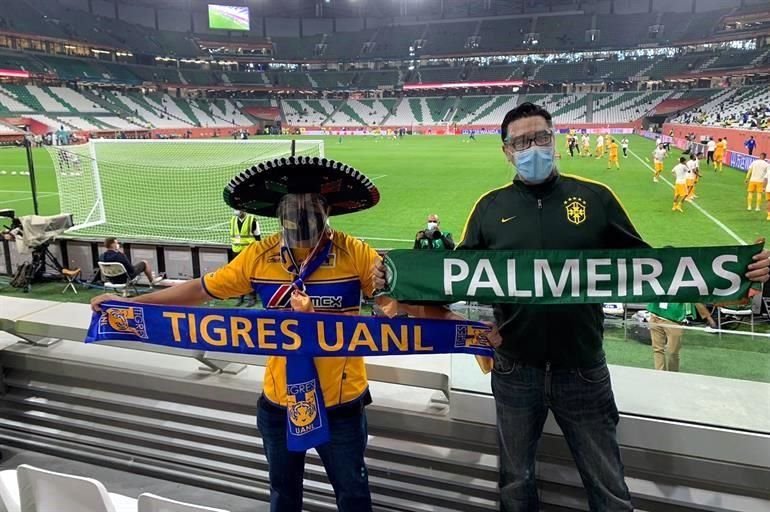 Con sombrero de charro y jersey de Tigres, este aficionado posó con otro del club rival antes del arranque del partido.