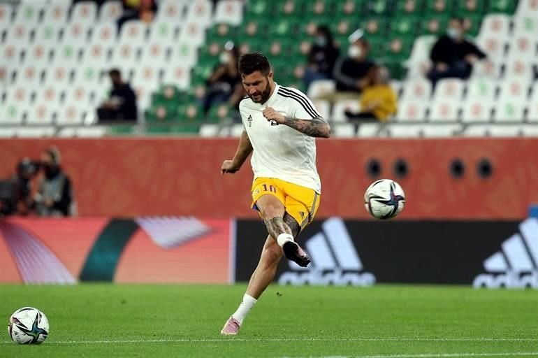 Así calentaba André-pierre Gignac su pierna en el previo del cotejo.