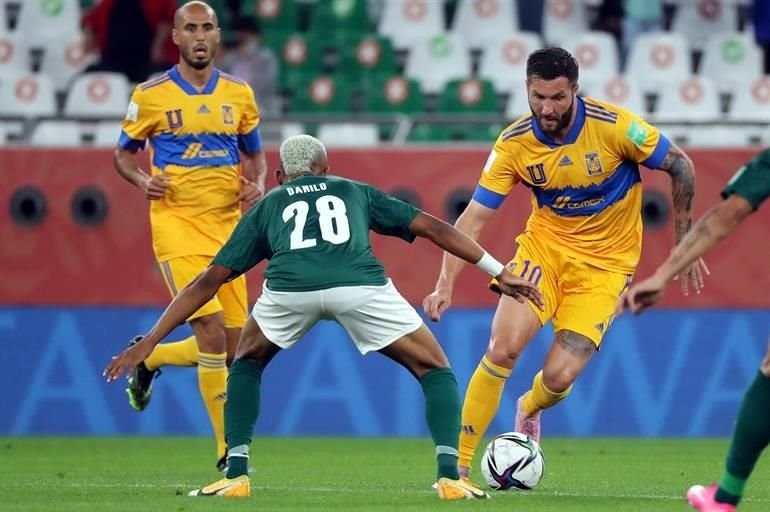 Como es su costumbre, Gignac estuvo en búsqueda del balón aún en lugares que no eran su zona.