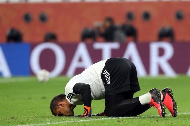 Como lo ha hecho en los partidos anteriores, Nahuel Guzmán besó el césped de la cancha en el calentamiento previo.