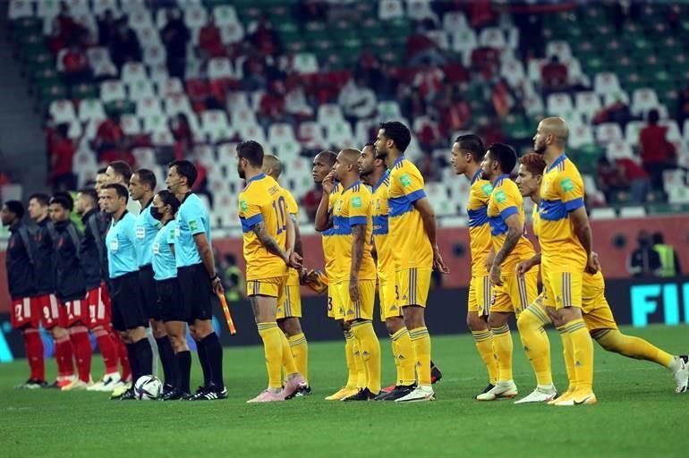 Desde el pasillo antes de salir a la cancha jugadores de ambos equipos charlalon entre ellos.