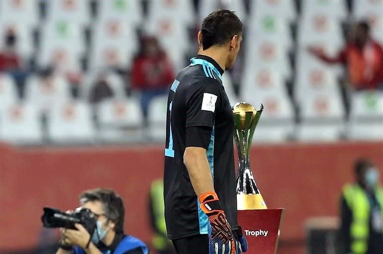 Así observó Nahuel Guzmán el trofeo a su salida a la cancha.