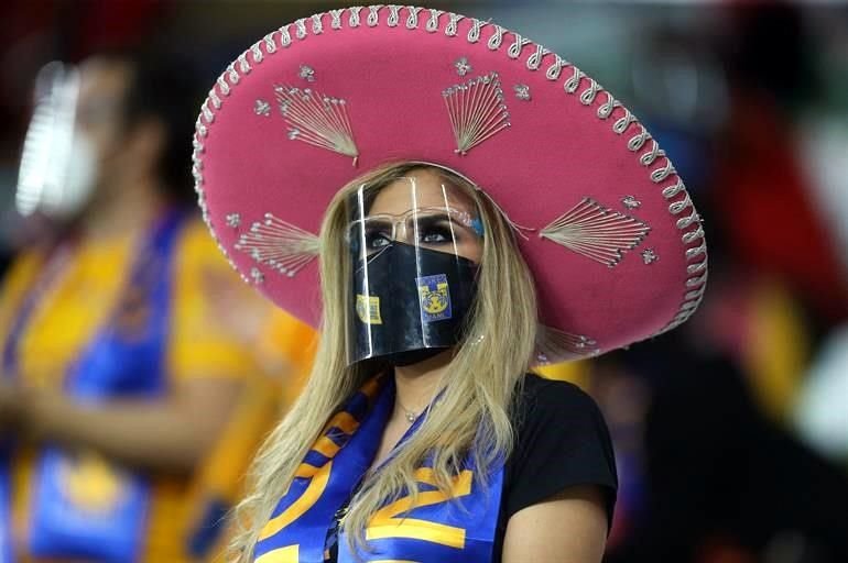 Los sombreros de charro estuvieron presentes en la tribuna.