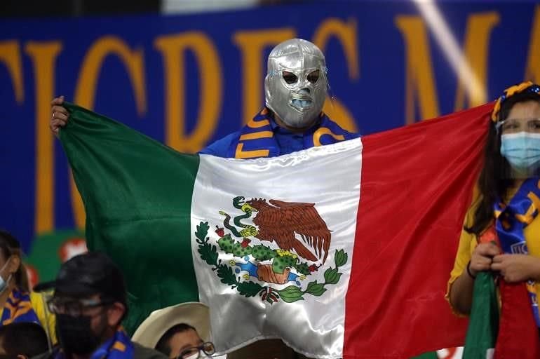 Este aficionado recordó al luchador Santo portando su máscara y una bandera de México.