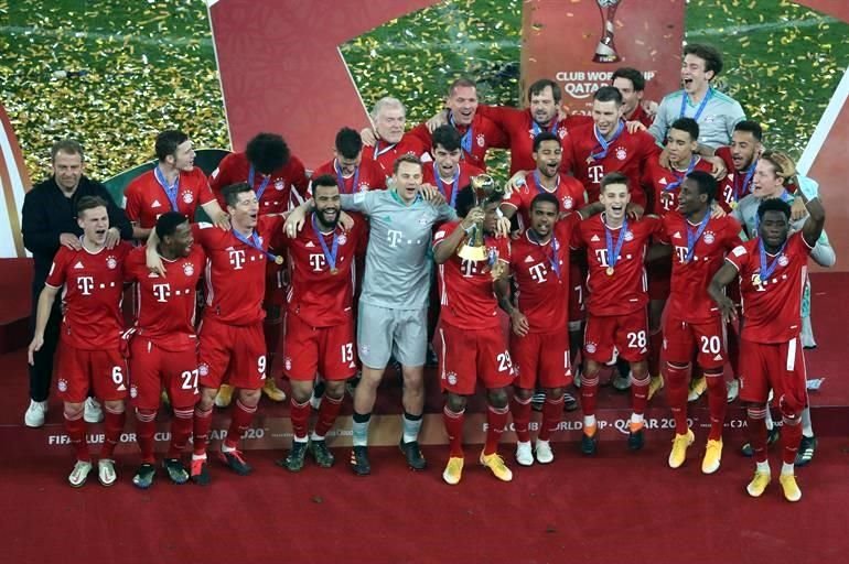 Éste fue el festejo del Bayern Munich al recibir el trofeo de campeón.