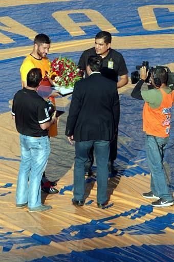 André-Pierre Gignac recibió un reconocimiento de parte de la directiva de Tigres por sus 105 goles que lo convirtieron en el máximo anotador histórico del club.