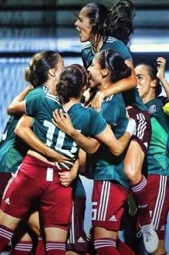 La defensora es patrocinada por la marca deportiva mexicana Charly.