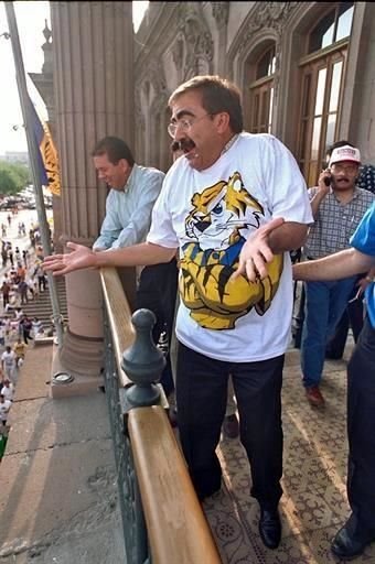 Benjamín Clariond, entonces Gobernador interino, recibió a los Tigres campeones en el Palacio de Gobierno.