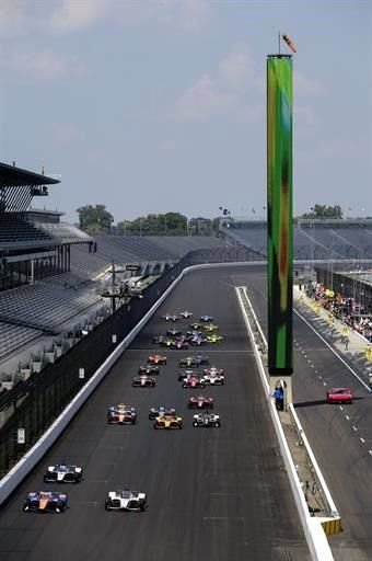 Así comenzó la carrera, en la que Marco Andretti (EU),  Scott Dixon (NZ) y Takuma Sato (Japón) largaron al frente en la primera fila.