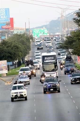 Afición de Rayados prefiere armar caravana que cuidar la sana distancia.