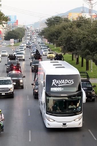 Afición de Rayados prefiere armar caravana que cuidar la sana distancia.