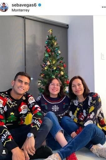 Con look navideño, el zaguero chileno de Rayados, Sebastián Vegas, deseó una feliz Navidad aunque sea 'diferente' a las demás.