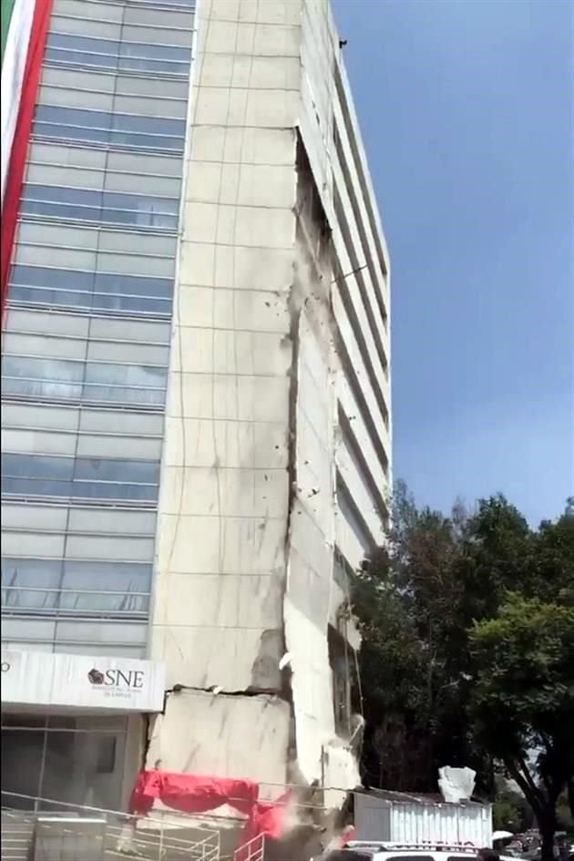 El edificio del Servicio Nacional de Empleo tuvo un resquebrajamiento en su fachada y fracturas en su estructura.