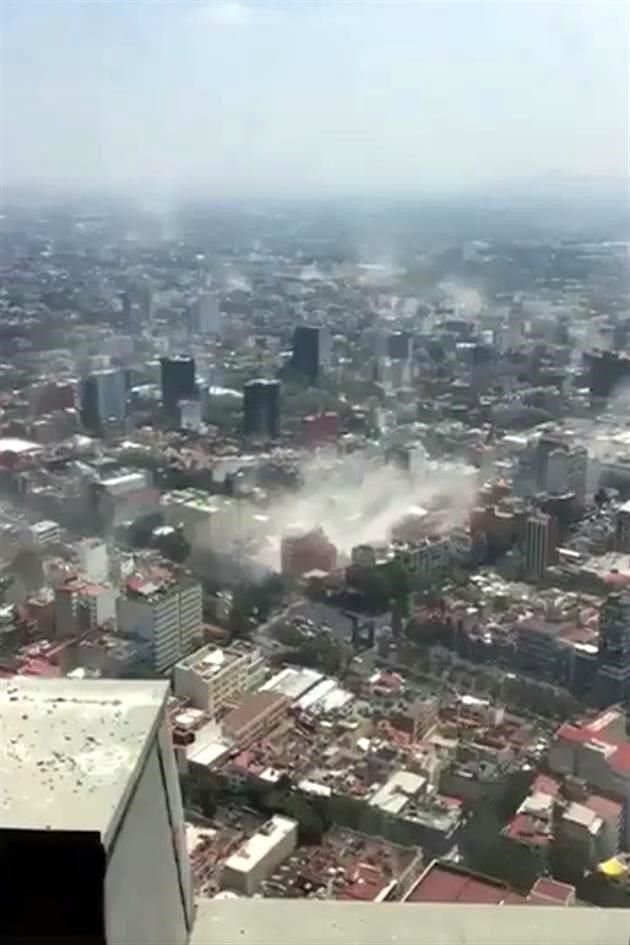 Desde los pisos ms altos de edificios se observaron nubes de humo.