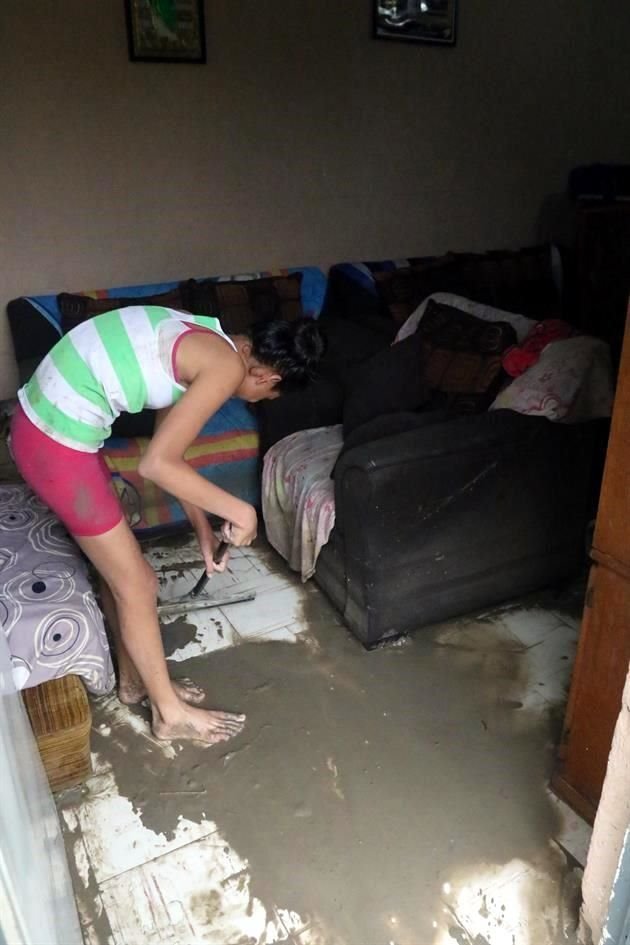 Familias enteras intentaron sacar el agua y lodo de sus viviendas.