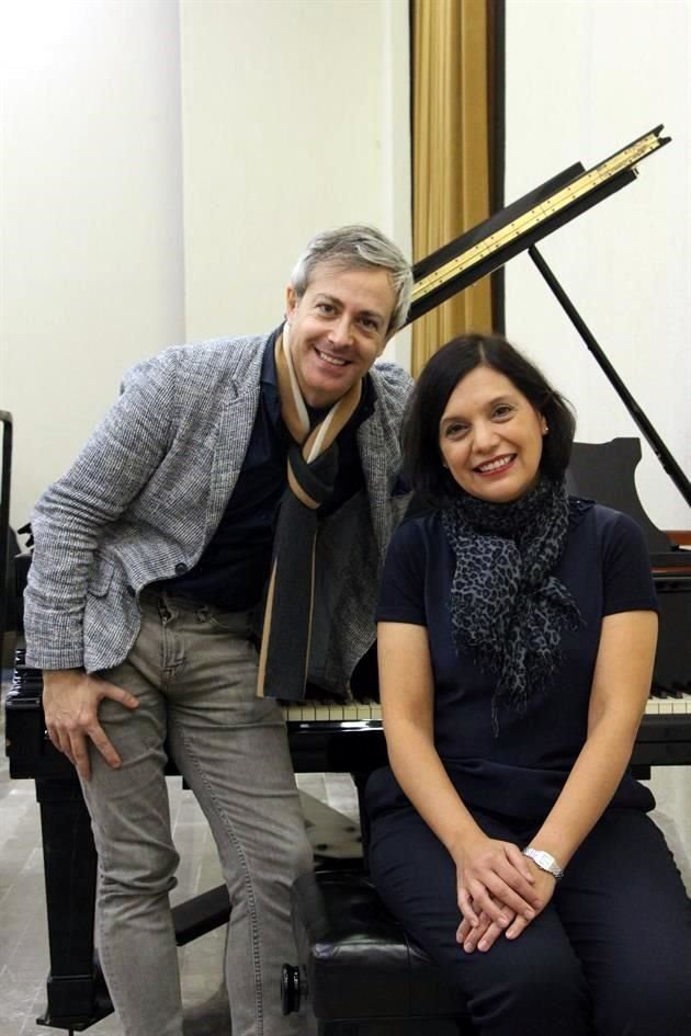 Nicola Guerini, director italiano, y Claudia Machuca, pianista mexicana.