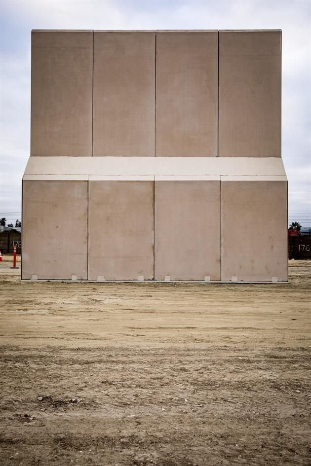 Los prototipos de muro fronterizo tienen la majestuosidad del arte minimalista, señala Christoph Büchel.