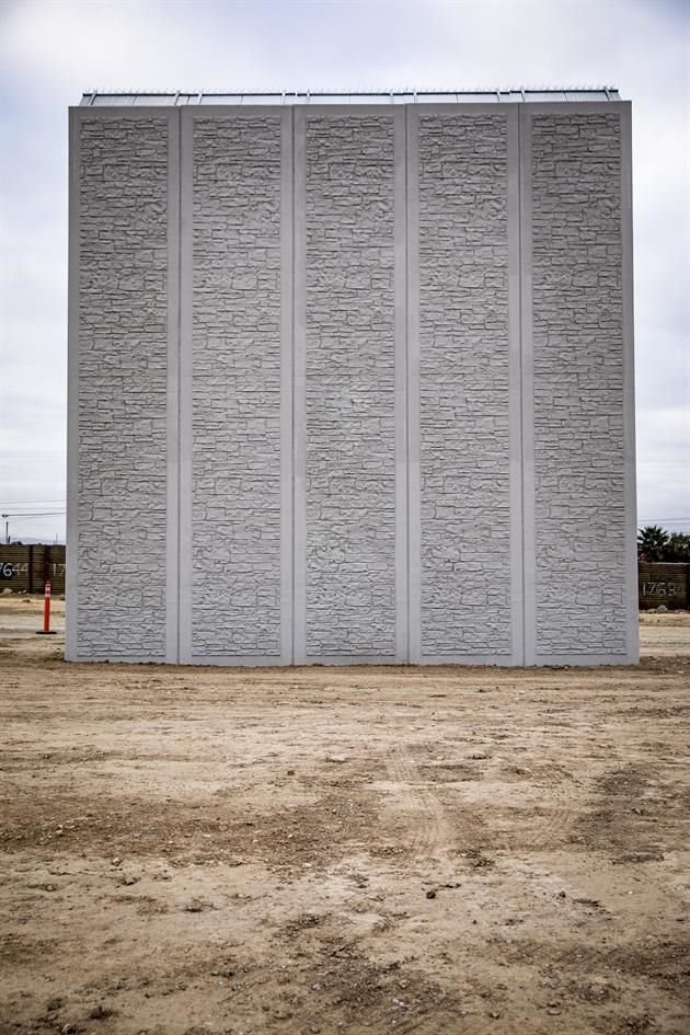 Los prototipos de muro fronterizo tienen la majestuosidad del arte minimalista, señala Christoph Büchel.