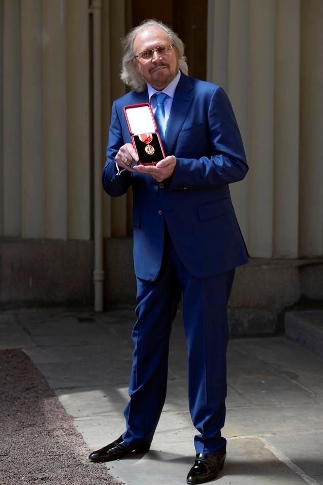 Barry Gibb, el único integrante sobreviviente de los Bee Gees, recibió el título de caballero en el Palacio de Buckingham.